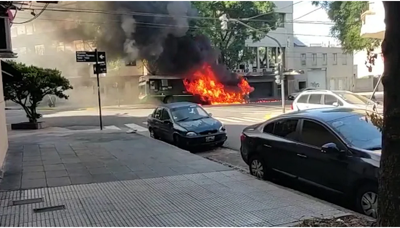 Impresionante incendio de un colectivo de la Línea 93 en Villa Ortúzar