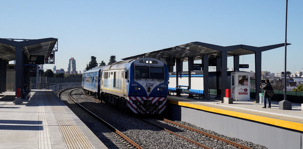 Por falta de trenes, el San Martín funciona en “emergencia” y hay quejas