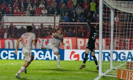 El “Bicho” reaccionó sobre el final y rescató un empate frente a Independiente