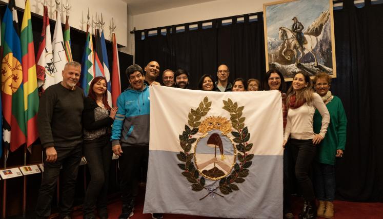 Chacarita: En el Salón de las Banderas, la Ciudad exhibió una réplica de la bandera del Cruce de los Andes que acompañó al General San Martín