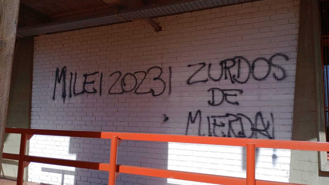 “Milei 2023! Zurdos de mierda”: pintadas en la Universidad Nacional de Cuyo