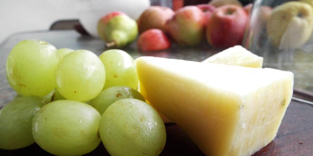 Peras, manzanas y uvas, frutera de temporada
