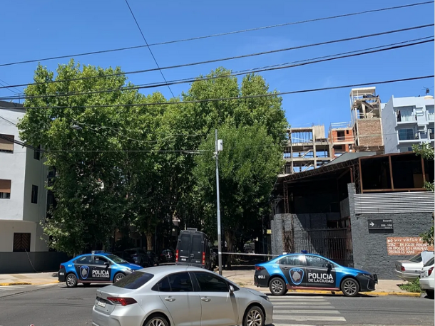 Golpe comando en Parque Chas: hombres armados entraron en una fábrica textil y tomaron de rehenes a los empleados