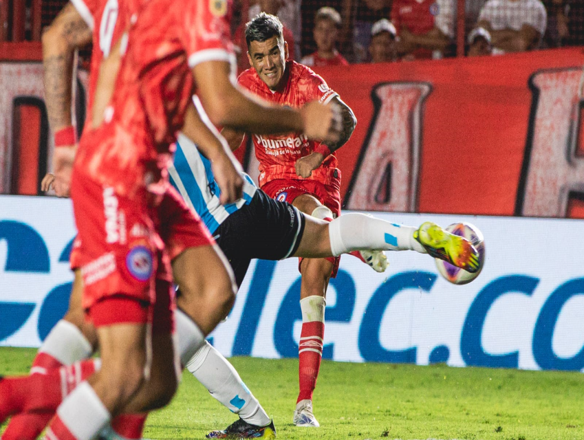 Con una gran actuación, Argentinos venció a Racing en La Paternal
