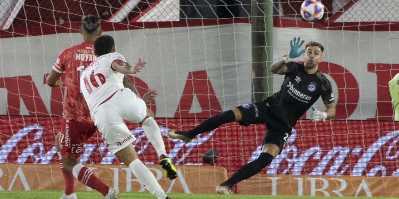 Con dos expulsiones, Argentinos rescató un empate ante Huracán