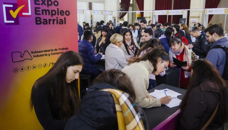 Con más de 300 ofertas laborales, se realiza la sexta edición de Expo Empleo Barrial 