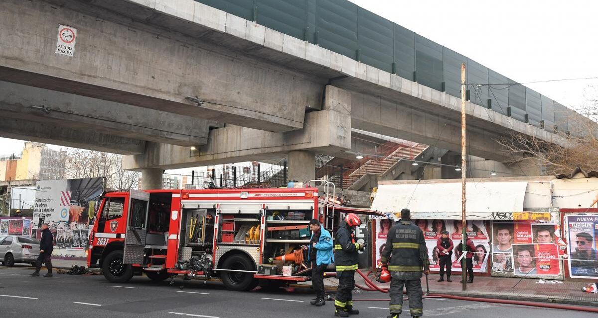 Incendio en un asentamiento en Villa Crespo: 25 personas evacuadas