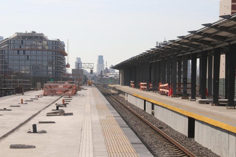 Molestia de los usuarios de la línea San Martín por las demoras en la apertura de la estación Villa Crespo