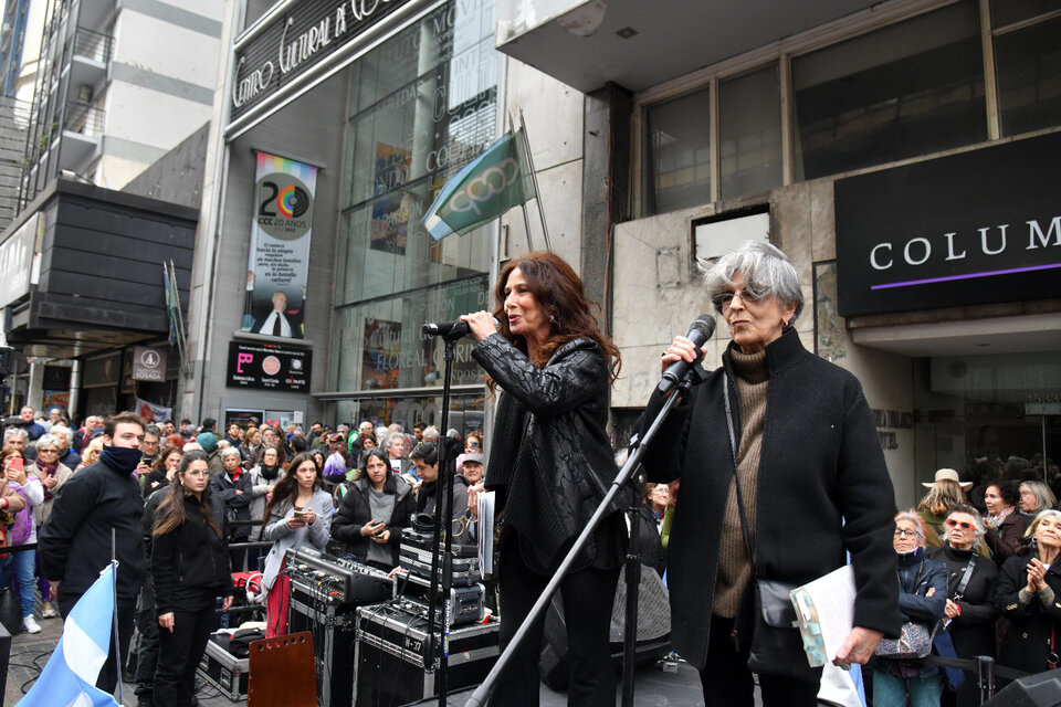 Una fiesta callejera en defensa de la cultura