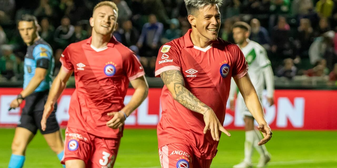 El “Bicho” venció a Banfield como visitante en el debut de Guede como DT