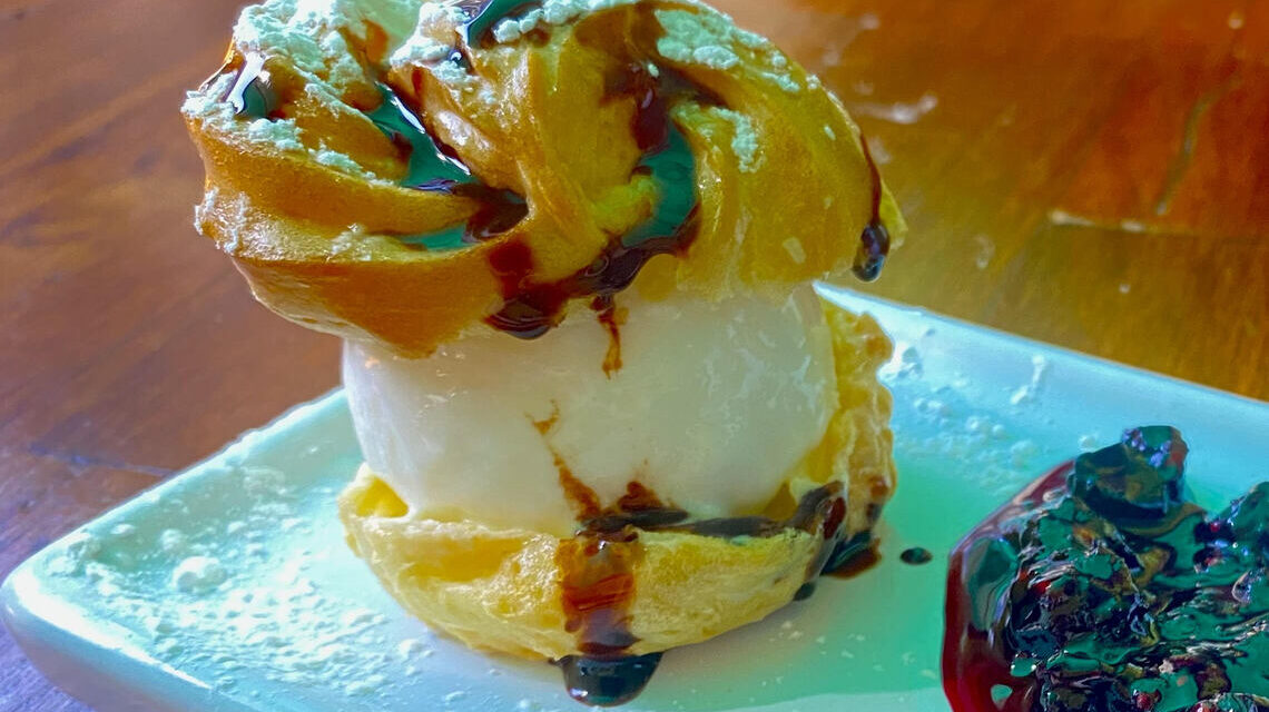 Profiterol con frutos rojos confitados