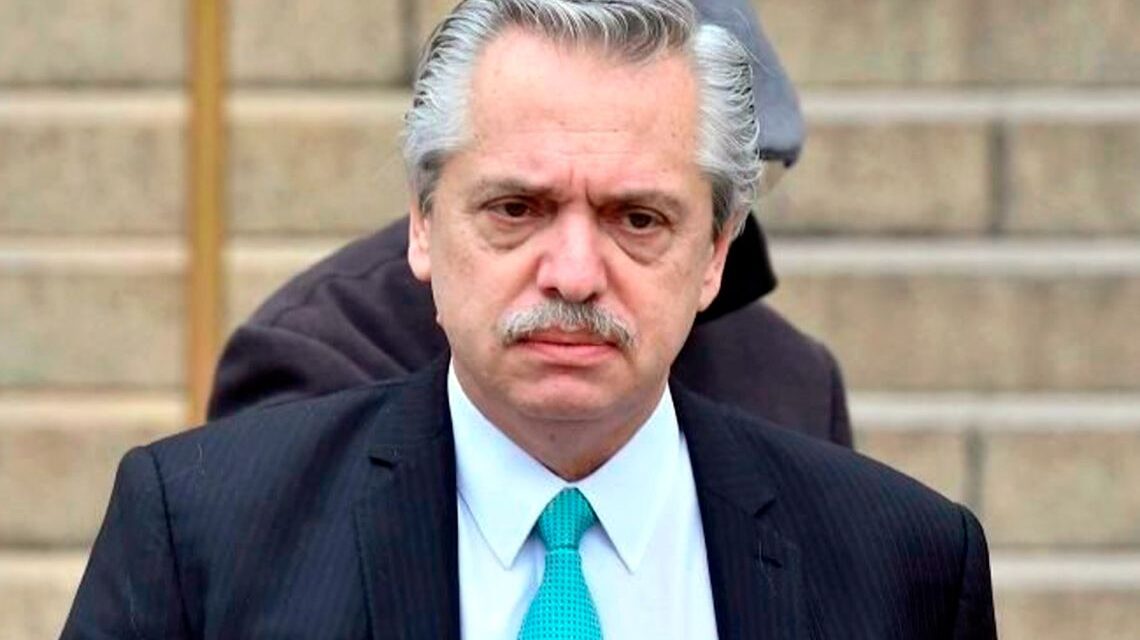 Alberto Fernández denunció a Javier Milei por sus dichos contra el peso