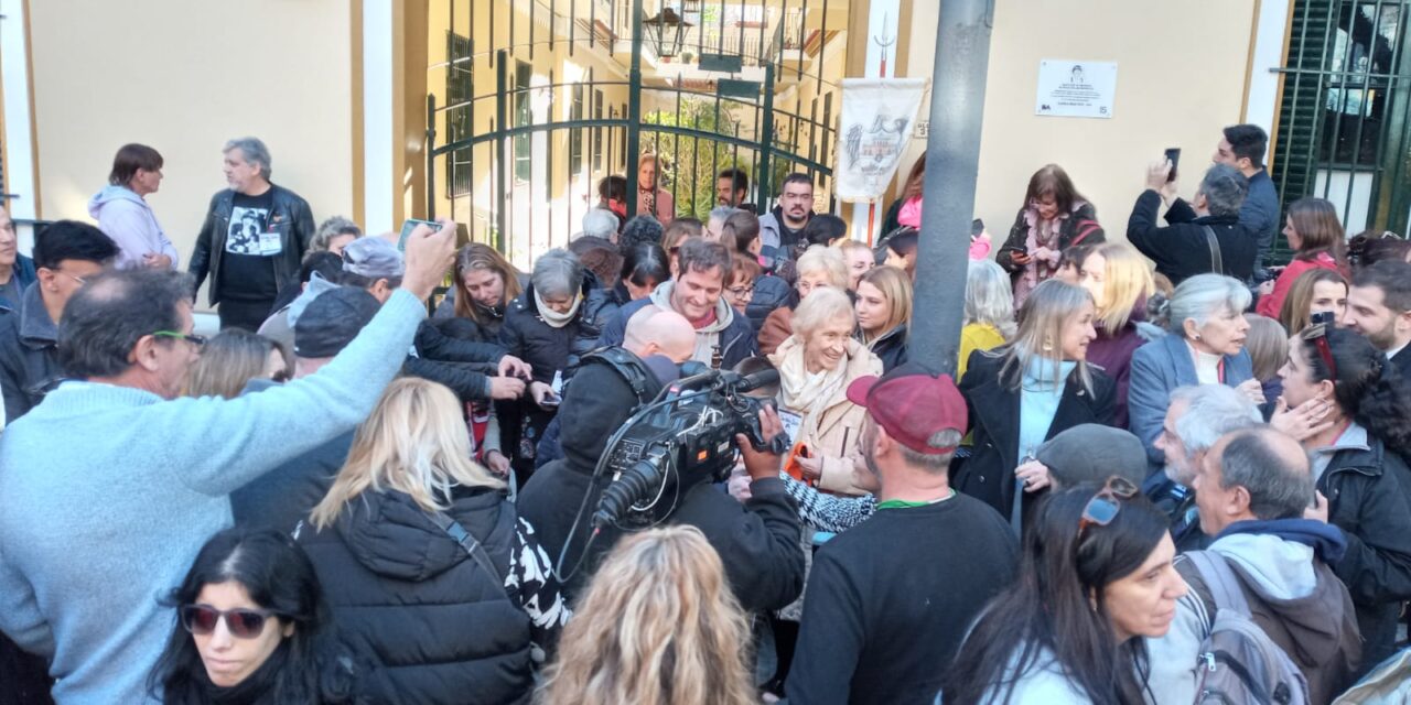 Homenaje a Carlitos Balá en su casa natal de Chacarita