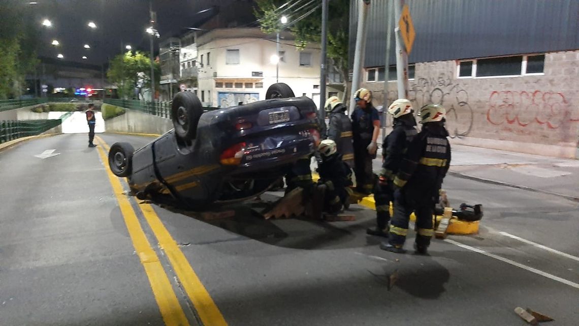 Conductor alcoholizado chocó y volcó en Chacarita: dos heridos