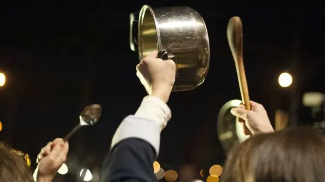 Cacerolazos en distintos puntos del país tras el discurso de Milei