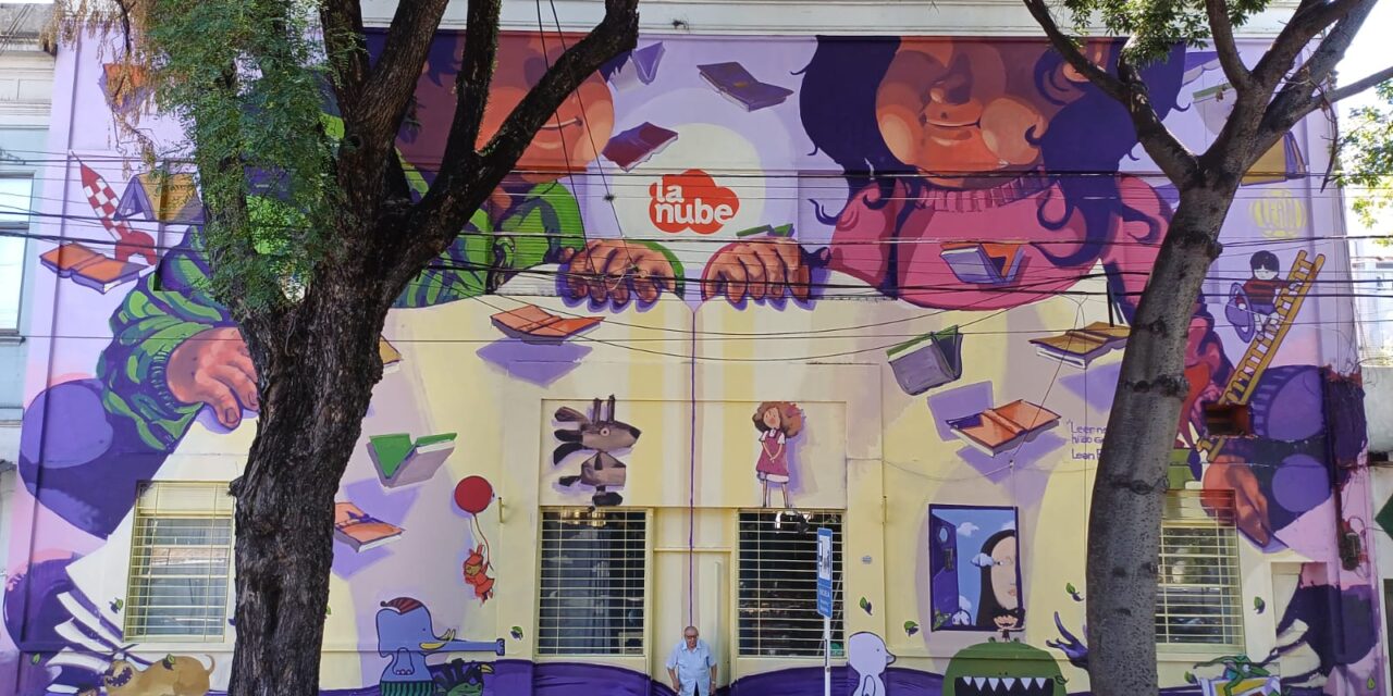 La biblioteca infantil La Nube inaugura su nuevo mural