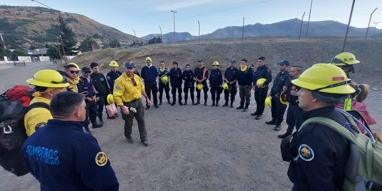 Los Bomberos de la Ciudad trabajan en el control y remisión del fuego en Chubut 