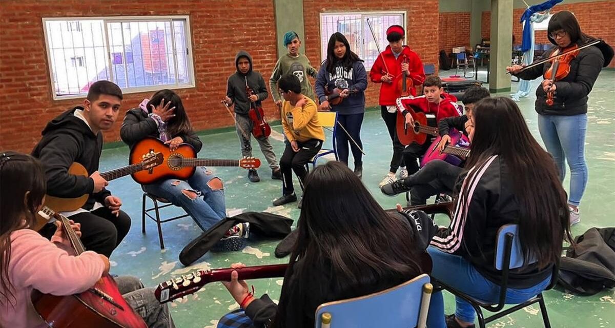 Lanzaron una campaña solidaria para seguir enseñando música a 280 chicos en villas