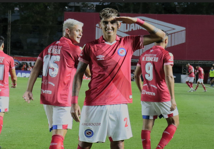 Argentinos ganó el clásico y es líder en su zona