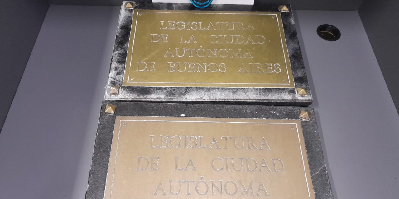 Detienen un robabronces y recuperan placas de la Legislatura porteña