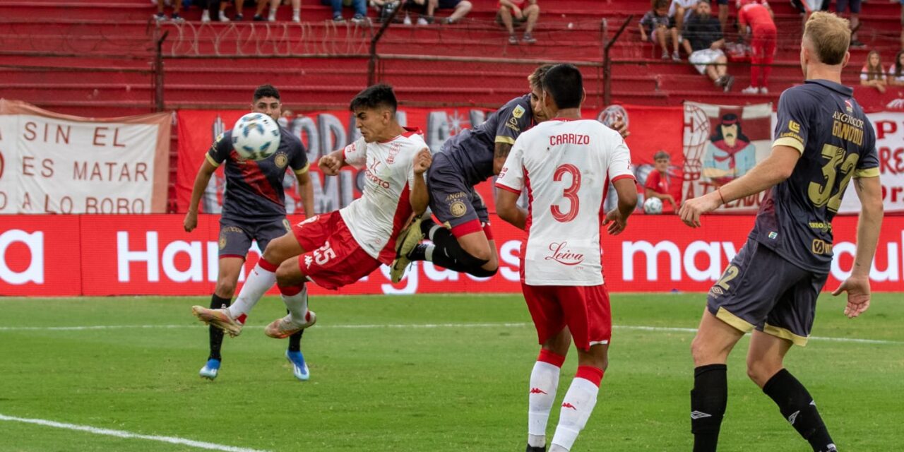 El “Bicho” igualó con Huracán y se mantiene en la punta