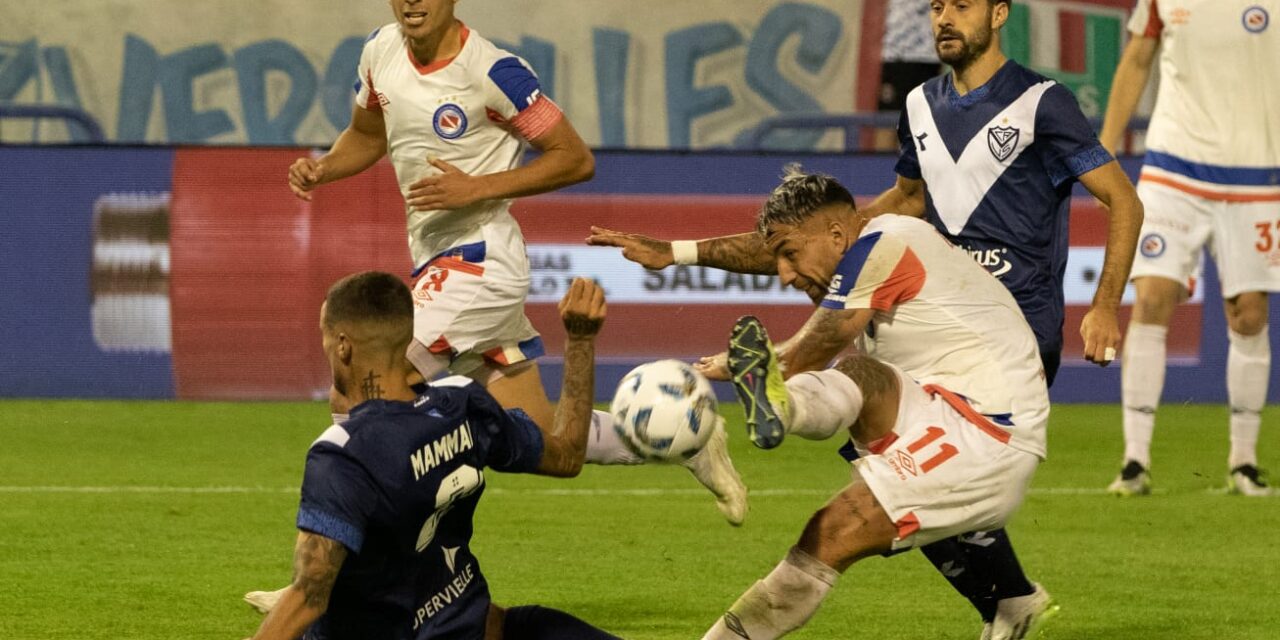 El “Bicho” igualó con Vélez y sigue en la punta de la Zona A de la Copa de la Liga