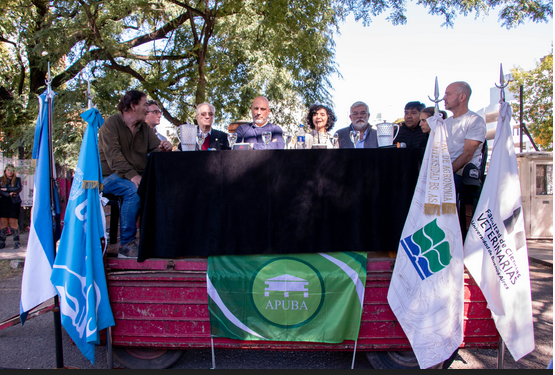 Clase pública y abrazo al Hospital Escuela: Autoridades de la UBA contra el desfinanciamiento de la Universidad