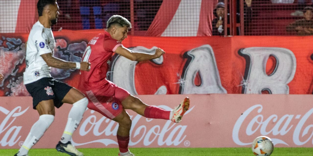 Copa Sudamericana: Argentinos venció a Corinthians y lidera el grupo F
