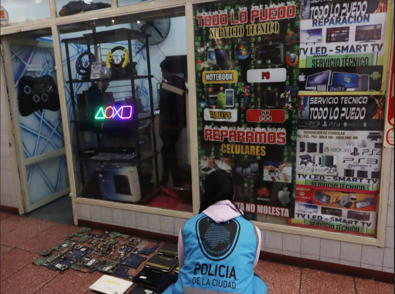 Recuperaron más de 370 computadoras robadas tras allanamientos en la Ciudad y el Conurbano