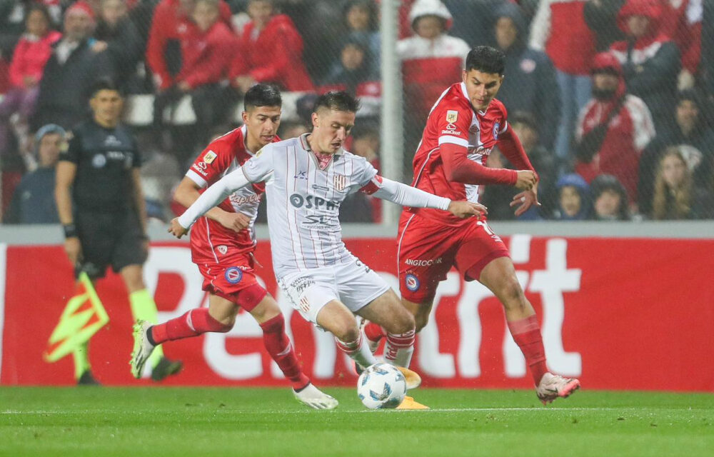 Dura derrota de Argentinos ante Unión en Santa Fe