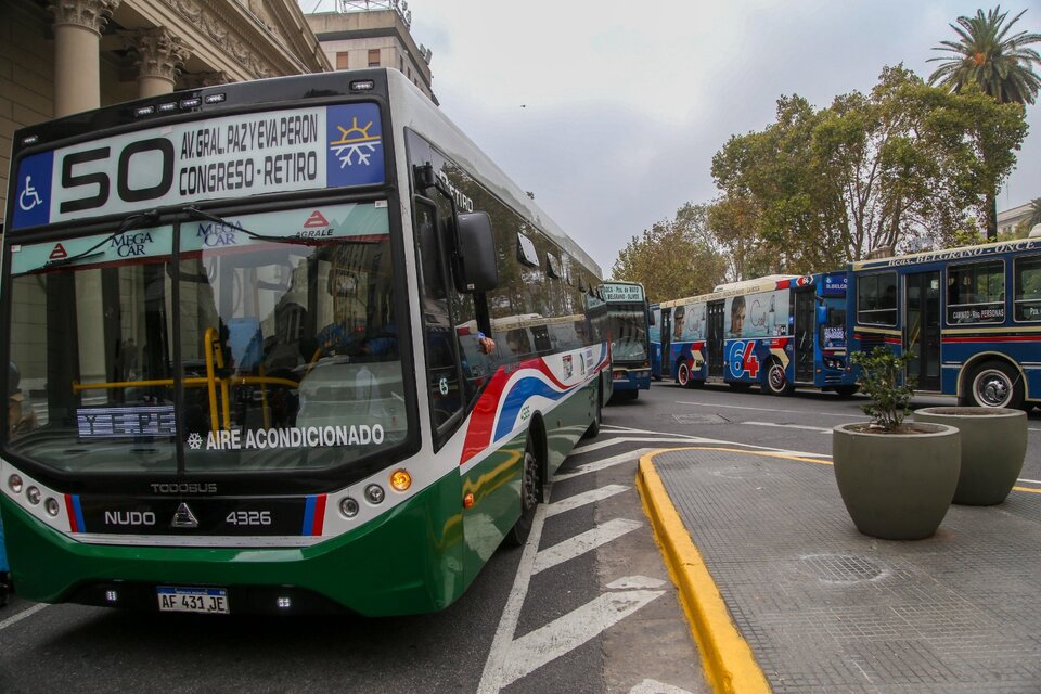 Nación y Ciudad acordaron el traspaso de las líneas de colectivo que circulan dentro de CABA