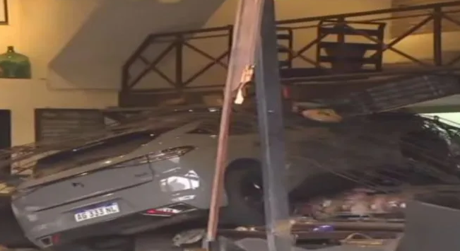 Un auto perdió el control y se incrustó en una famosa fiambrería en Chacarita