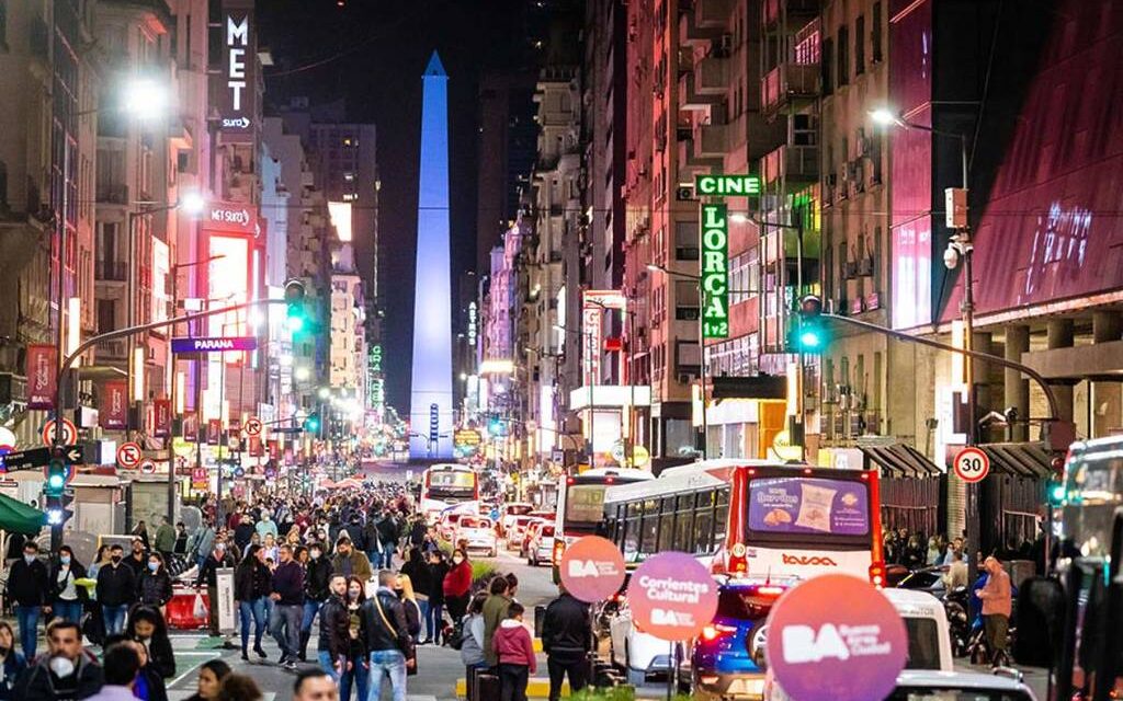 La Noche de los Teatros 2024: Las obras gratis de esta edición para vivir la calle Corrientes
