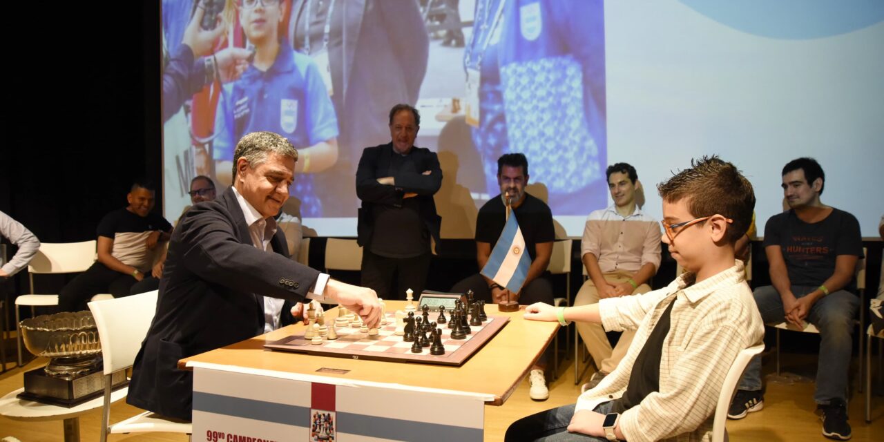Junto al Maestro Faustino Oro, de 11 años, Jorge Macri movió la primera pieza en la final del Campeonato Argentino de Ajedrez