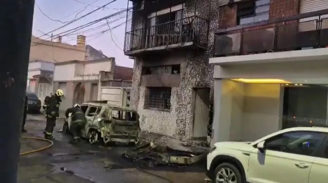 Al menos seis heridos tras explotar dos autos en Parque Chas