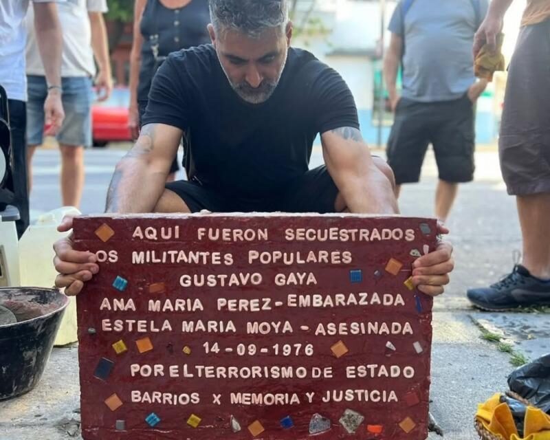 Colocaron una baldosa por la memoria en Chacarita